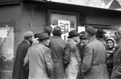 Magyarország, Budapest VII., Erzsébet (Lenin) körút 39. Mátra mozi hirdetőtáblája., 1956, Nagy Gyula, forradalom, hirdető tábla, címer, Kossuth címer, Budapest, Fortepan #40223