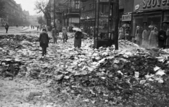 Magyarország, Budapest VI., Teréz (Lenin) körút az Oktogon felől a Dohnányi Ernő (Szófia) utca felé nézve., 1956, Nagy Gyula, plakát, forradalom, hirdetőoszlop, telefonfülke, könyvégetés, Budapest, Fortepan #40225