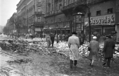 Magyarország, Budapest VI., Teréz (Lenin) körút az Oktogon felől a Dohnányi Ernő (Szófia) utca felé nézve., 1956, Nagy Gyula, plakát, cégtábla, forradalom, hirdetőoszlop, telefonfülke, könyvégetés, Budapest, Fortepan #40226