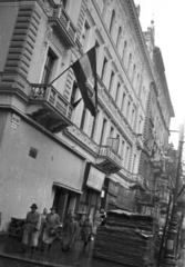 Magyarország, Budapest VI., Teréz (Lenin) körút - Szobi utca sarok., 1956, Nagy Gyula, zászló, forradalom, utcanévtábla, jelkép, Budapest, lyukas zászló, Fortepan #40227