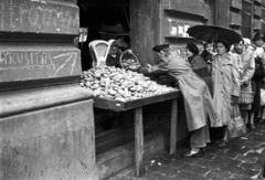 Magyarország, Budapest V., Bihari János utca - Szent István körút sarok., 1956, Nagy Gyula, forradalom, esernyő, eső, krumpli, Budapest, Fortepan #40231