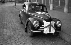 Hungary, Budapest V., Széchenyi rakpart 19., Skoda 1101 Tudor személygépkocsi az ÁVH egykori, ekkor már a BM-hez tartozó épülete, a mai Képviselői Irodaház ("Fehér Ház") előtt., 1956, Nagy Gyula, flag, Czechoslovak brand, revolution, Skoda-brand, automobile, Budapest, Fortepan #40237