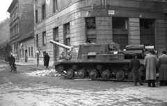 Hungary, Budapest VIII., Déri Miksa - Fecske (Lévai Oszkár) utca sarok. Harcképtelenné tett ISZU-152-es szovjet rohamlöveg., 1956, Nagy Gyula, war damage, Soviet brand, revolution, military, wreck, street name sign, combat vehicle, ISU-152 assault gun, Budapest, Fortepan #40270