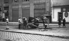 Hungary, Budapest VIII., Népszínház utca 17., villamos-végállomás a körútnál. 39M. 37 mm-es légvédelmi gépágyú., 1956, Nagy Gyula, sign-board, revolution, weapon, csibi lamp, autocannon, Budapest, grocery store, Közért Company, Fortepan #40271