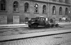 Hungary, Budapest VIII., Népszínház utca 8. Bánki Donát Gépipari Középiskola (később főiskola) épülete. Zisz-151 típusú szovjet teherautó roncsa., 1956, Nagy Gyula, Soviet brand, revolution, commercial vehicle, wreck, Zis-brand, Zis 151, Budapest, Fortepan #40272