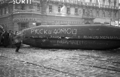 Hungary, Budapest VIII.,Budapest VII., Rákóczi út - Nagykörút kereszteződés, háttérben a József körút - Rákóczi út sarok., 1956, Nagy Gyula, label, revolution, tram, wreck, pharmacy, Budapest, Cyrillic alphabet, Fortepan #40274