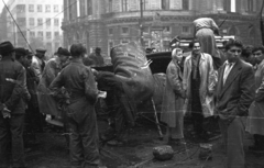 Hungary, Budapest VIII.,Budapest VII., Rákóczi út - Nagykörút kereszteződés, háttérben a Nemzeti Színház. Folyik a Sztálin szobor feldarabolása., 1956, Nagy Gyula, revolution, national theater, sculpture, Fellner and Helmer-design, destruction of symbols, Joseph Stalin portrayal, eclectic architecture, Budapest, standing on a sculpture, Fortepan #40275