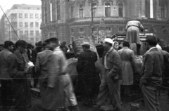 Hungary, Budapest VIII.,Budapest VII., Rákóczi út - Nagykörút kereszteződés, háttérben a Nemzeti Színház. Folyik a Sztálin szobor feldarabolása., 1956, Nagy Gyula, revolution, national theater, sculpture, Fellner and Helmer-design, destruction of symbols, Joseph Stalin portrayal, eclectic architecture, Budapest, standing on a sculpture, Fortepan #40276