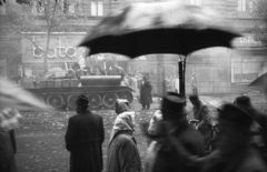 Hungary, Budapest VIII., Rákóczi út 8., 1956, Nagy Gyula, Soviet brand, revolution, umbrella, combat vehicle, SU-100, Budapest, Fortepan #40279