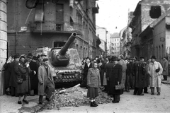 Hungary, Budapest VIII., Fecske (Lévai Oszkár) utca a Déri Miksa utcától a Népszínház utca felé nézve. Harcképtelenné tett ISZU-152-es szovjet rohamlöveg., 1956, Nagy Gyula, Soviet brand, revolution, wreck, combat vehicle, ISU-152 assault gun, Budapest, Fortepan #40284