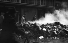 Hungary, Budapest VI., Teréz körút 6. (Lenin körút 64.), elégetett könyvek a Horizont szovjet könyv és zeneműbolt előtt., 1956, Nagy Gyula, revolution, Budapest, Fortepan #40289