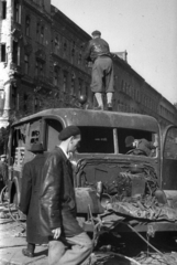 Hungary, Budapest IX., Ferenc körút a Tompa utca torkolatánál. Csepel D-350 rendőrségi riadókocsi roncsának tetejéről egy operatőr filmez a Ferenc körút felé., 1956, Nagy Gyula, revolution, Hungarian brand, Csepel-brand, wreck, Budapest, Fortepan #40298