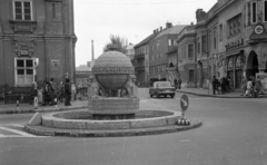 Magyarország, Székesfehérvár, Városház (Szabadság) tér, Országalma (Ohmann Béla, 1943.)., 1978, Varga János, szobor, utcakép, életkép, Polski Fiat-márka, jelzőtábla, Centrum Áruház, országalma, Ohmann Béla-terv, Fortepan #40308