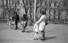 Magyarország, Szeged, Stefánia (Tanácsköztársaság útja), a játszótér háttérében a Kass szálló épülete., 1973, Varga János, játszótér, hinta, gyerek, pad, Fortepan #40324