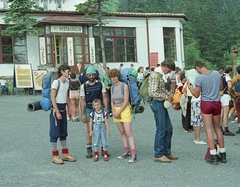 Slovakia,High Tatras, Tarajka, Tarajka-szálló., 1985, Varga János, Czechoslovakia, colorful, excursion, restaurant, backpack, Tatra Mountains, Fortepan #40341