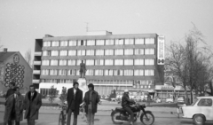 Magyarország, Békéscsaba, Kossuth tér, Kossuth Lajos szobra és a Körös Hotel., 1972, Varga János, szobor, szálloda, Kossuth Lajos-ábrázolás, Fortepan #40352