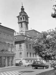 Magyarország, Szeged, Széchenyi tér, Városháza., 1977, Varga János, német gyártmány, Trabant-márka, Renault-márka, francia gyártmány, Lechner Ödön-terv, középület, automobil, Trabant 601, Renault 4, Pártos Gyula-terv, Fortepan #40361