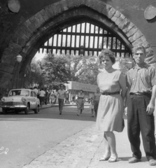 Magyarország, Városliget, Budapest XIV., Vajdahunyad sétány, várkapu., 1965, Varga János, Moszkvics-márka, automobil, Budapest, Fortepan #40369