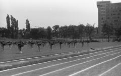 Magyarország, Szeged, SZVSE pálya, háttérben az egykori munkásszálló épülete, a mai Károlyi Mihály Kollégium., 1980, Varga János, tömegsport, Fortepan #40373