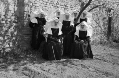 Hungary, Pannonhalma, (Győrszentmárton), Pannonhalmi Bencés Főapátság, a Vincés nővérek zárdájának udvara., 1943, Rados Tamás OSB, religion, tableau, nun, Fortepan #40392