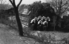 Hungary, Pannonhalma, (Győrszentmárton), Pannonhalmi Bencés Főapátság, a Vincés nővérek zárdájának udvara., 1943, Rados Tamás OSB, religion, tableau, nun, Fortepan #40393