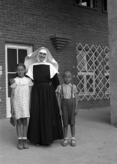 Hungary, Pannonhalma, (Győrszentmárton), Pannonhalmi Bencés Főapátság., 1943, Rados Tamás OSB, religion, nun, kid, Benedictines, Fortepan #40394