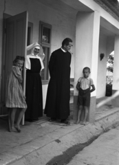 1943, Rados Tamás OSB, religion, yard, priest, nun, kid, hands behind the back, Fortepan #40398