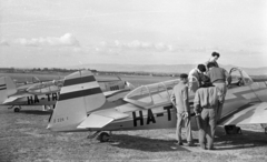 Magyarország, Dunakeszi, repülőtér, Zlin-226T Trener 6 típusú repülőgépek. Felszabadulási motorosrepülő emlékverseny 1961. április 1-2-án., 1961, MHSZ, közlekedés, csehszlovák gyártmány, pilóta, repülőgép, repülőtér, Zlin-márka, Zlin Z-226, Fortepan #40498