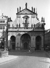 Csehország, Prága, Křižovnické náměstí, szemben a Legszentebb Megváltó temploma, jobbra a Karlova ulice., 1954, Fortepan, Csehszlovákia, templom, szobor, utcakép, barokk-stílus, jezsuita, Francesco Caratti-terv, Johann Georg Bendl-terv, František Maxmilián Kaňka-terv, Carlo Lurago-terv, Fortepan #40515