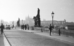 Csehország, Prága, Károly híd, háttérben a Hradzsin és a Szent Vitus-székesegyház., 1954, Fortepan, Csehszlovákia, kastély, csehszlovák gyártmány, szobor, járókelő, Skoda-márka, kőhíd, székesegyház, ívhíd, Peter Parler-terv, Fortepan #40516