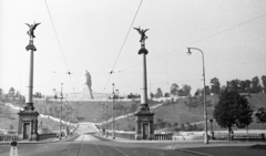 Csehország, Prága, a Čech híd (Čechův most) hídfője, szemben a Moldva (Vltava) folyó túlpartján Lenin szobra a Letna parkban., 1955, Fortepan, Csehszlovákia, személyi kultusz, híd, szobor, emlékmű, utcakép, szecesszió, lámpaoszlop, hídfő, Sztálin ábrázolás, vasszerkezet, szoborcsoport, Art Nouveau, ívhíd, Jan Koula-terv, Jiří Soukup-terv, Jiří Štursa-terv, Otakar Švec-terv, Fortepan #40525