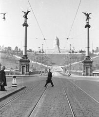 Csehország, Prága, a Čech híd (Čechův most) hídfője, szemben a Moldva (Vltava) folyó túlpartján Lenin szobra a Letna parkban., 1955, Fortepan, Csehszlovákia, személyi kultusz, híd, szobor, emlékmű, utcakép, szecesszió, lámpaoszlop, villamosmegálló, Sztálin ábrázolás, vasszerkezet, szoborcsoport, Art Nouveau, ívhíd, Jan Koula-terv, Jiří Soukup-terv, Jiří Štursa-terv, Otakar Švec-terv, Fortepan #40526