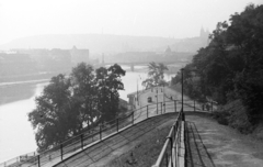 Csehország, Prága, a Moldva (Vltava) és a vár "Letenske sady-ról" dél-kelet irányba nézve., 1954, Fortepan, Csehszlovákia, híd, folyó, kilátás, sziluett, Vltava, Fortepan #40531