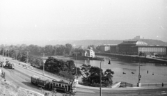 Csehország, Prága, Stefánik híd (Štefánikův most) bal hídfője, Moldva (Vltava) folyó., 1954, Fortepan, Csehszlovákia, híd, folyó, villamos, középület, sziget, erőmű, tömegközlekedés, neoklasszicizmus, Vlastislav Hofman-terv, Otakar Širc-terv, Vltava, Alois Dlabač-terv, Antonín Engel-terv, František Roith-terv, Ringhoffer-márka, Fortepan #40532