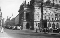 Csehország, Prága, Nemzeti Színház., 1954, Fortepan, Csehszlovákia, nemzeti színház, villamos, neoreneszánsz, villamosmegálló, tömegközlekedés, Josef Zítek-terv, Ringhoffer-márka, Fortepan #40535