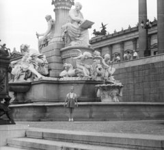 Ausztria, Bécs, Pallasz Athéné-kút a Parlament előtt, 1965, Fortepan, szökőkút, kislány, Pallasz Athéné-ábrázolás, Fortepan #40549