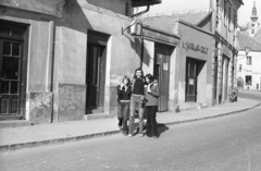 Magyarország, Szentendre, Dumtsa Jenő utca a Fő (Marx) tér felé nézve., 1978, Fortepan, csoportkép, utcakép, fiú, lány, Fortepan #40609