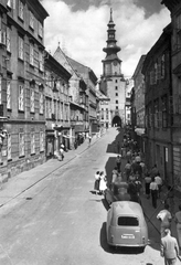 Slovakia, Bratislava, Mihály-kapu., 1960, Máté Zsuzsanna, Czechoslovakia, Czechoslovak brand, Skoda-brand, Baroque-style, automobile, gate tower, City gate, Fortepan #40618