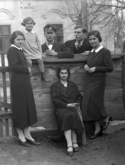 1930, Simon Tibor, tableau, women, men, fence, kid, bow tie, Fortepan #40666