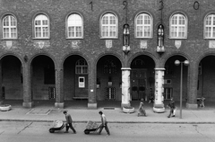 Magyarország, Szeged, Dóm tér, oszlopcsarnok., 1989, Urbán Tamás, címer, talicska, Fortepan #40714