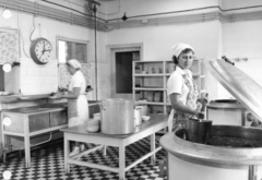 Hungary, 1970, Simon Tibor, wall clock, women, pot, cooking, dishwashing, cooking pot, chef, Fortepan #40722