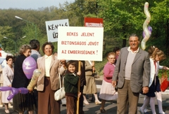 Magyarország, Balatonfűzfő, Fűzfőgyártelep., 1983, Simon Tibor, úttörő, színes, csoportkép, felvonulás, léggömb, tavasz, tábla, Fortepan #40743