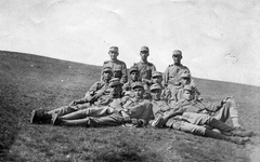 1916, Kafka Éva, First World War, uniform, tableau, men, military, field, hillside, Fortepan #40747