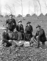 1920, Kafka Éva, fashion, hat, tableau, women, men, moustache, picnic, drinking, hunting, weapon, hillside, boots, lady, coat, vest, Fortepan #40754