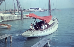 Magyarország, Balatonfüred, 50-es cirkáló a Yacht Clubnál., 1951, Ember Károly dr., vitorláshajó, színes, kikötő, hajóállomás, móló, Fortepan #40828