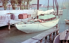 Magyarország, Balatonfüred, a King Kong 50-es cirkáló a Yacht Club előtt., 1951, Ember Károly dr., vitorláshajó, színes, napozás, kikötő, hajóállomás, Fortepan #40829