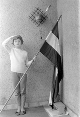 Hungary, Budapest XIV., a Horvát Boldizsár utca 4. számú ház egyik II. emeleti erkélye., 1965, Fortepan, portrait, flag, girl, salute, Budapest, Fortepan #4085