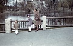 Hungary, Zoo, Budapest XIV., a felvétel a Nagy-tónál készült., 1943, Ember Károly dr., colorful, Budapest, height chart, three people, Fortepan #40868