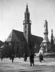 Olaszország, Bolzano, Piazza Walther, Vogelweide emlékmű, Maria Himmelfahrt székesegyház., 1918, SK, templom, szökőkút, szobor, utcakép, életkép, kőoroszlán, Walther von der Vogelweide-ábrázolás, Fortepan #40914