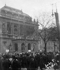 Magyarország, Budapest VI., Andrássy út, a Magyar Állami Operaház épülete (Ybl Miklós, 1884.), május 1-i felvonulás., 1919, SK, épített örökség, zászló, építészet, felvonulás, május 1, neoreneszánsz, historizmus, Ybl Miklós-terv, lámpaoszlop, Tanácsköztársaság, tábla, Budapest, operaház, Fortepan #40917